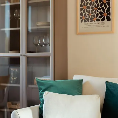 Cozy With Balcony Near Old Town By Rent Like