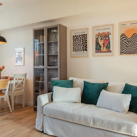 Cozy With Balcony Near Old Town By Renters