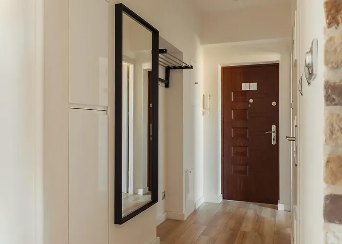 דירה Cozy With Balcony Near Old Town By Rent Like *