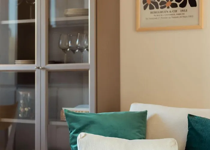 Cozy With Balcony Near Old Town By Rent Like