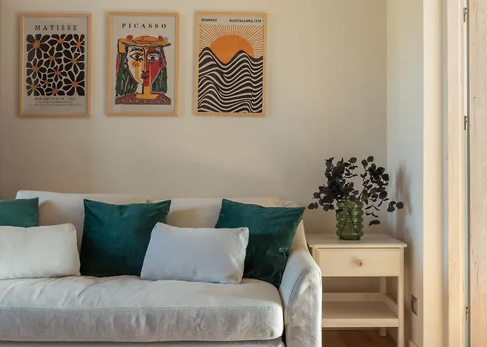 Lägenhet Cozy With Balcony Near Old Town By Renters