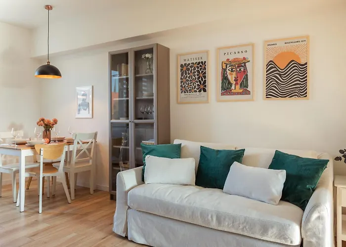 Cozy With Balcony Near Old Town By Renters